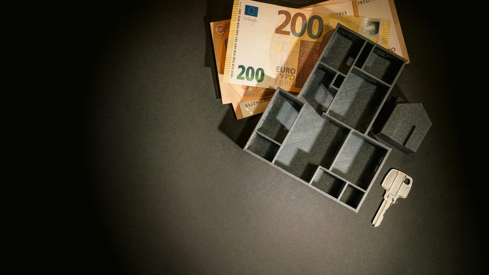 Infographic illustrating top three tips for maximizing savings returns