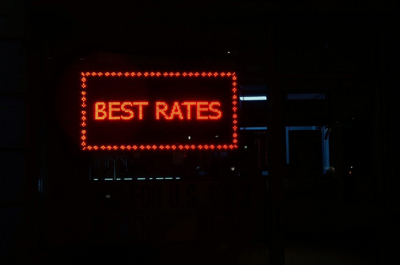 A bar chart comparing interest rates between traditional savings and high-yield accounts