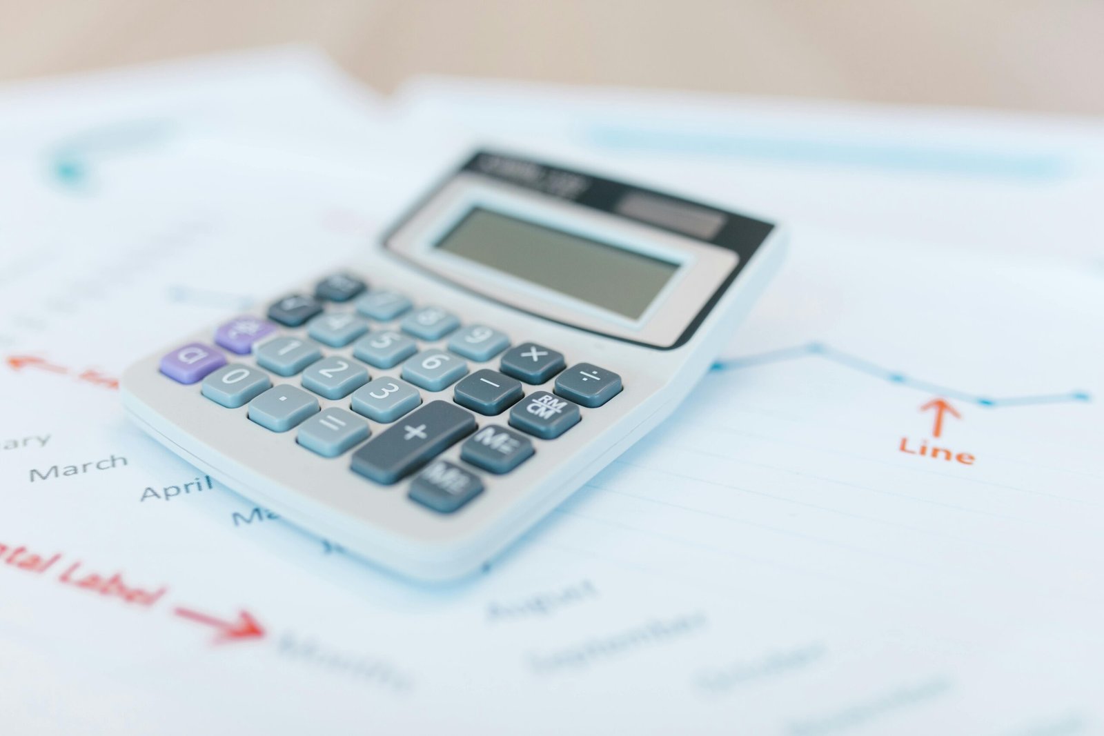 Two pie charts comparing initial savings vs. ending balances for teenagers
